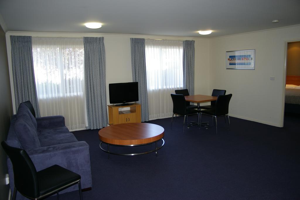 Ramada Encore By Wyndham Belconnen Canberra Exterior foto