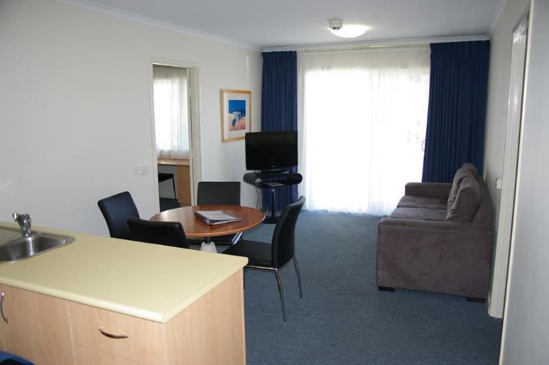 Ramada Encore By Wyndham Belconnen Canberra Exterior foto