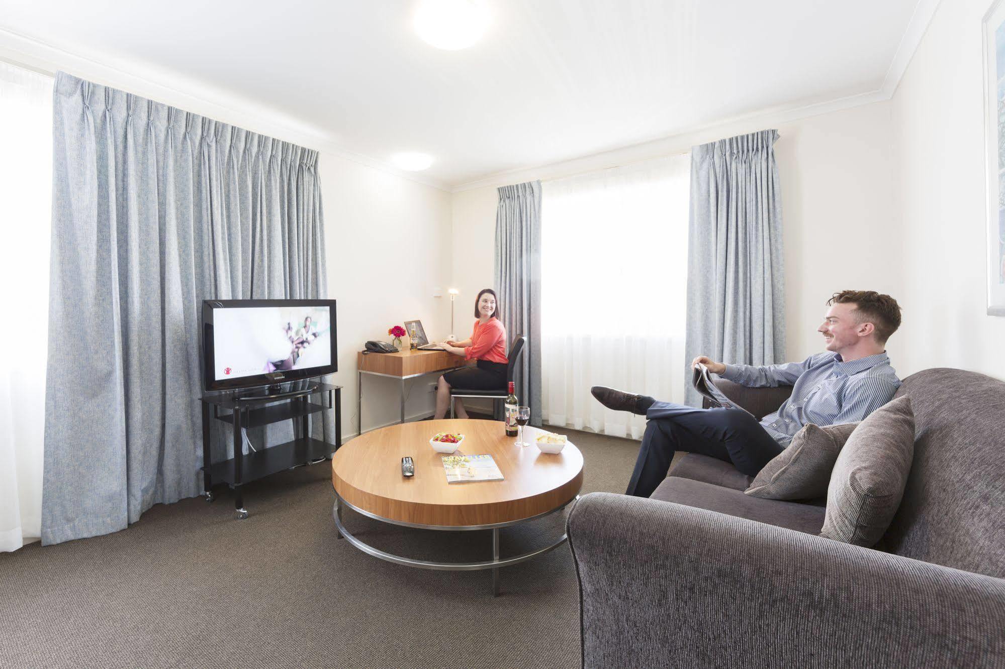 Ramada Encore By Wyndham Belconnen Canberra Exterior foto