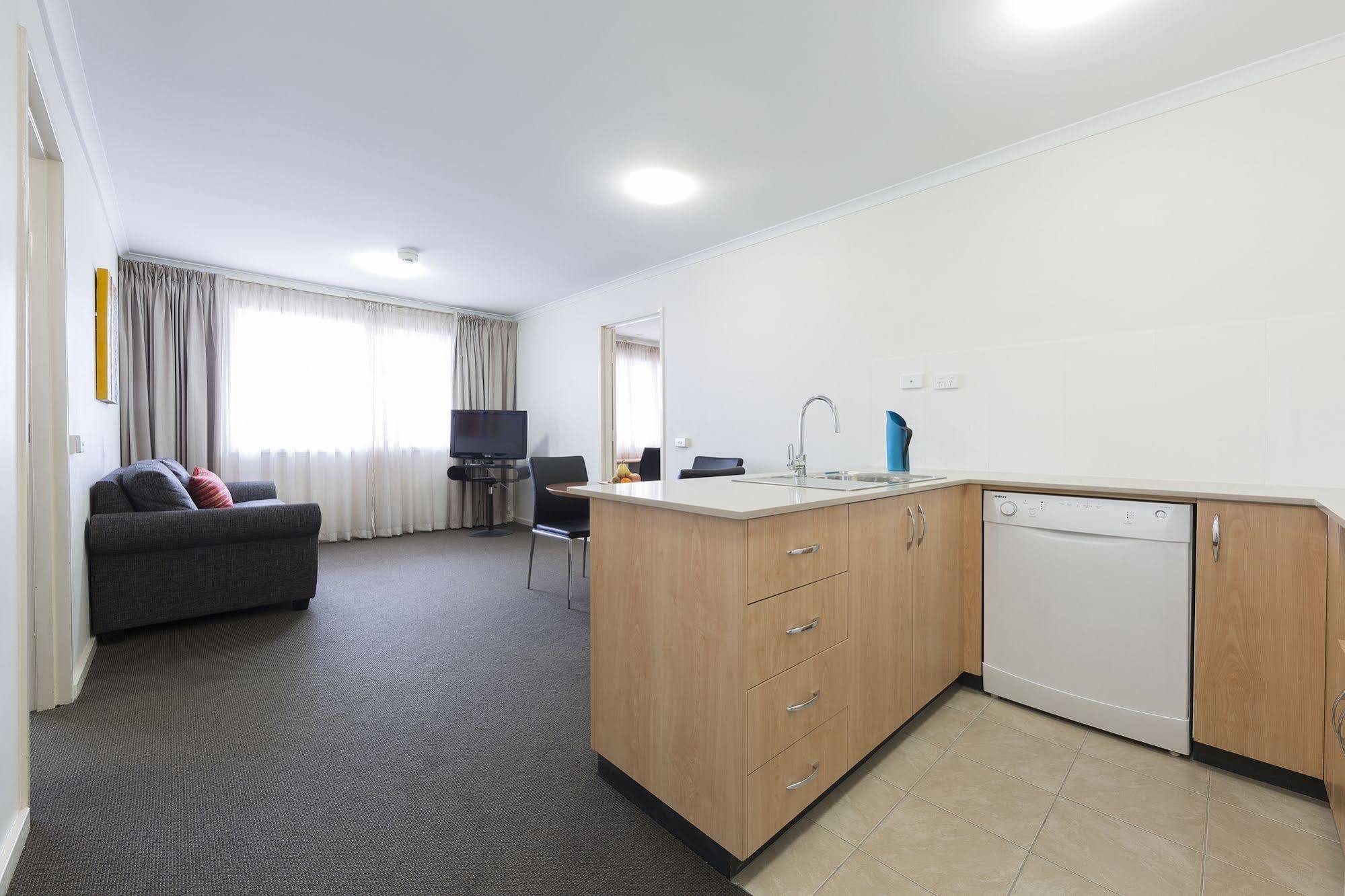 Ramada Encore By Wyndham Belconnen Canberra Exterior foto