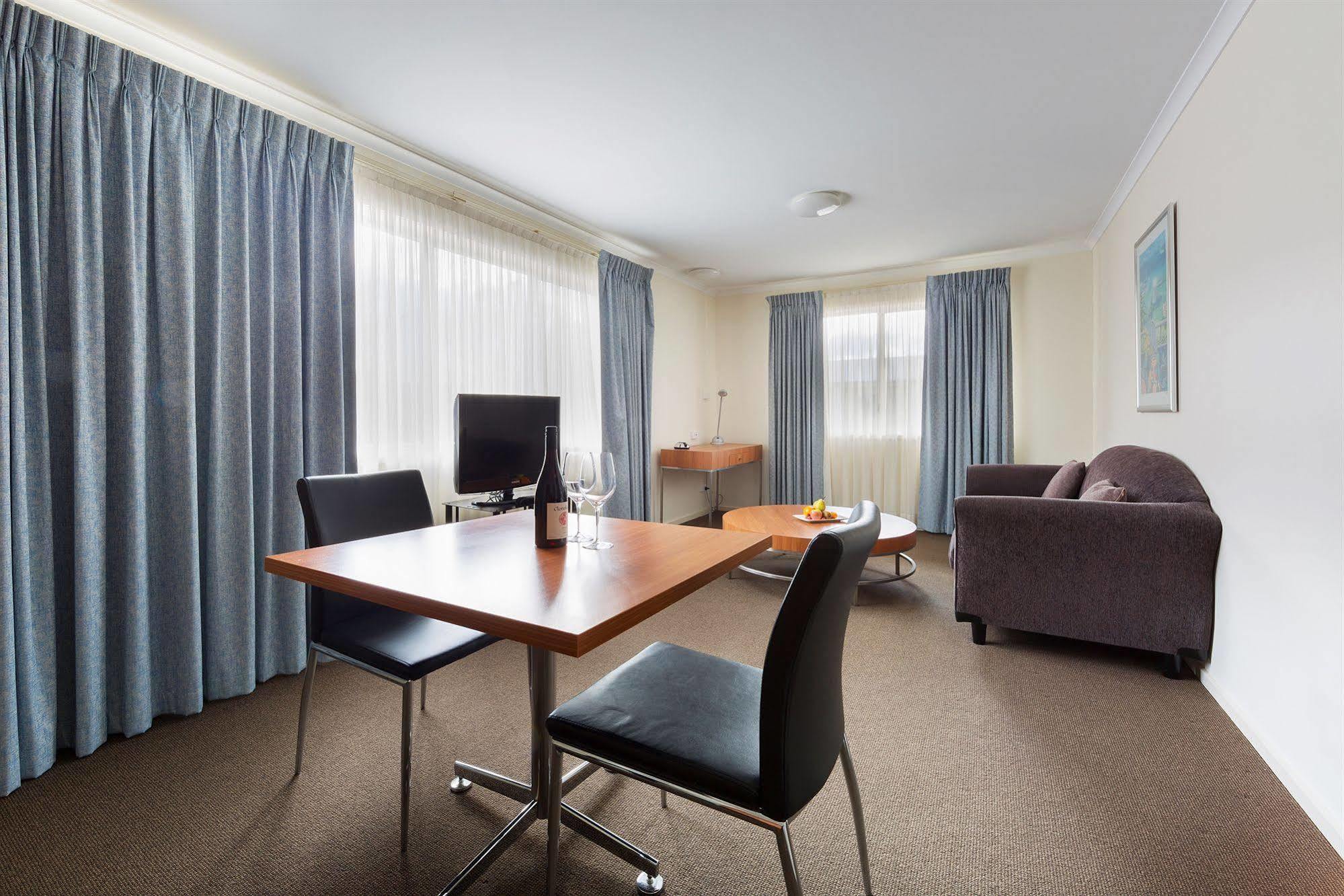 Ramada Encore By Wyndham Belconnen Canberra Exterior foto